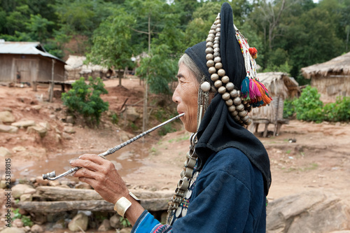 Akha mit Opiumpfeife