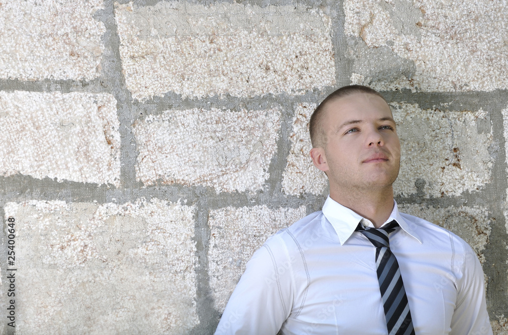 Fototapeta premium man standing against the wall