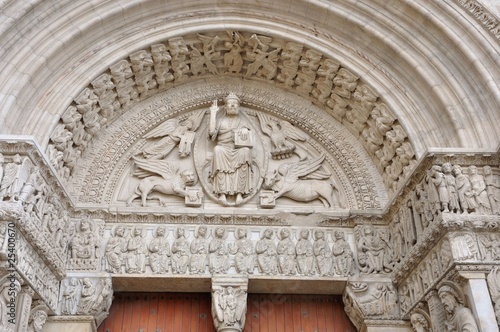 église saint-trophime