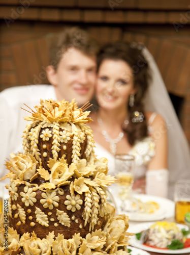 фотографія Russian pie and groom and bride on background