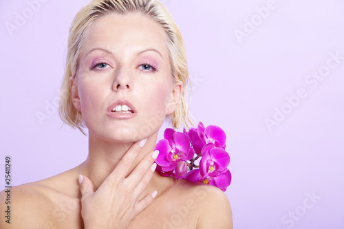 Model Frau Gesicht mit Orchidee Spa Portr  t