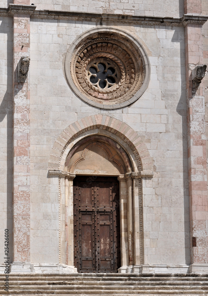 todi, portale laterale nella facciata del duomo