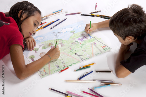 Bambini che disegnano photo