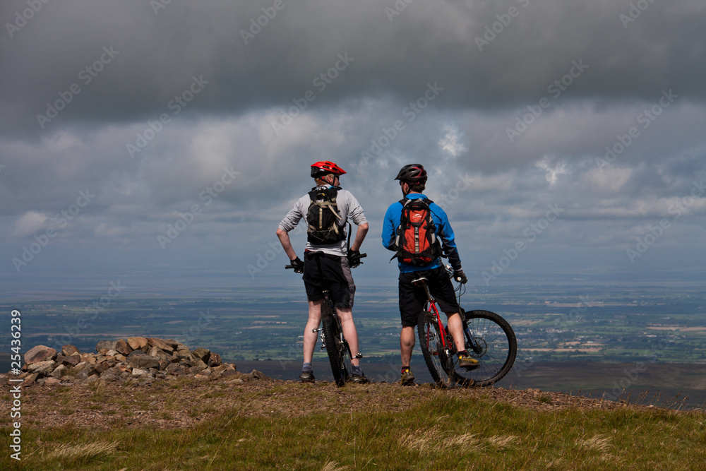 Naklejka premium Mountain Biker Lake District