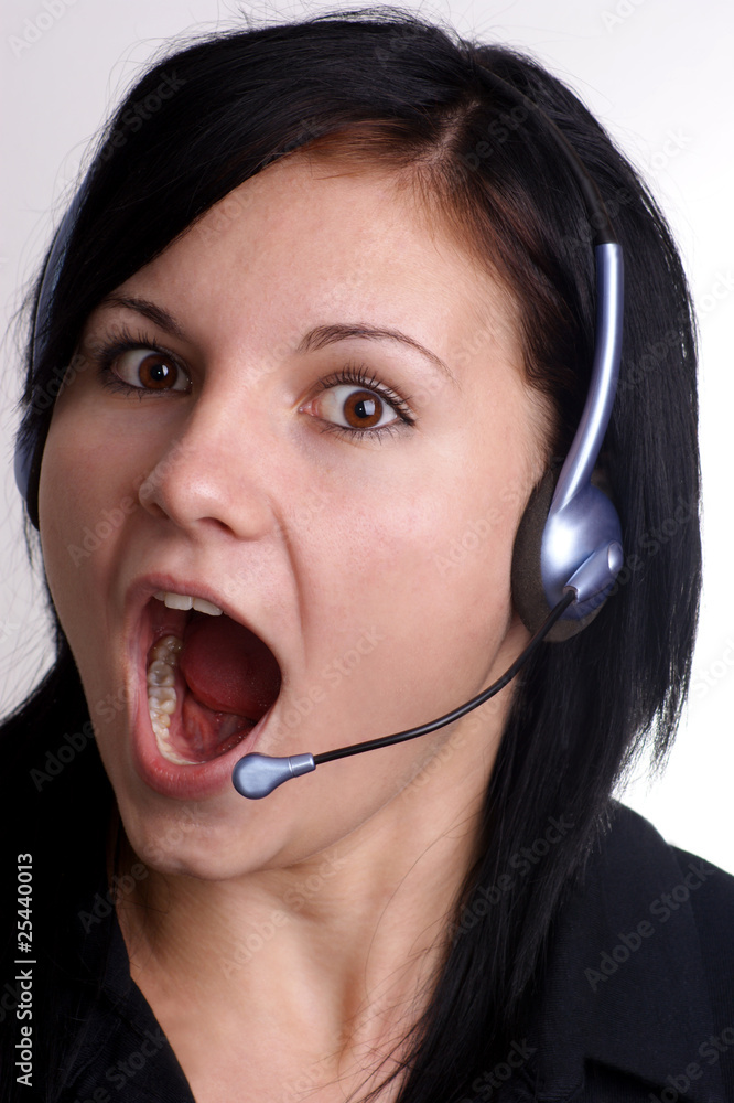 junge Frau mit Headset und geöffnetem Mund junge Frau mit Headset und geöffnetem Mund