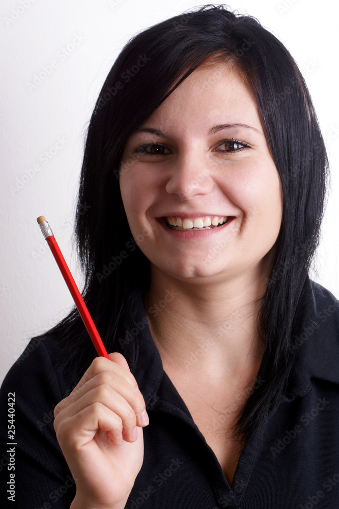 schwarzhaarige Frau zeigt mit einem Bleistift schwarzhaarige Frau zeigt mit einem Bleistift