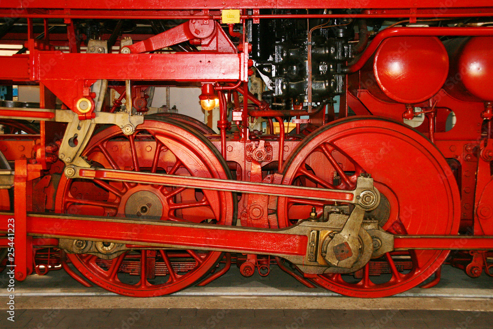 Rote Räder einer historischen Dampflokomotive