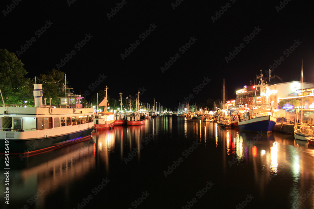 Fototapeta premium nacht schiff fluß wasser warnemünde hafen nachtleben licht