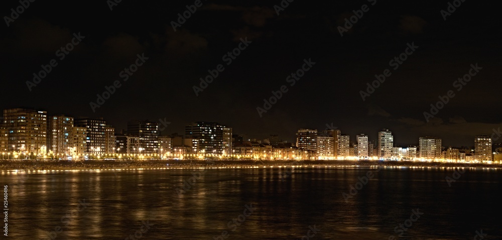 Ciudad costera de noche