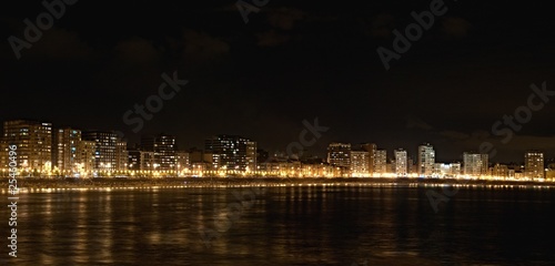 Ciudad costera de noche
