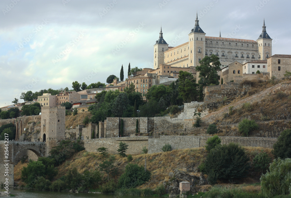 Vista del Alcazar y Puente de Alcántara, Toledo
