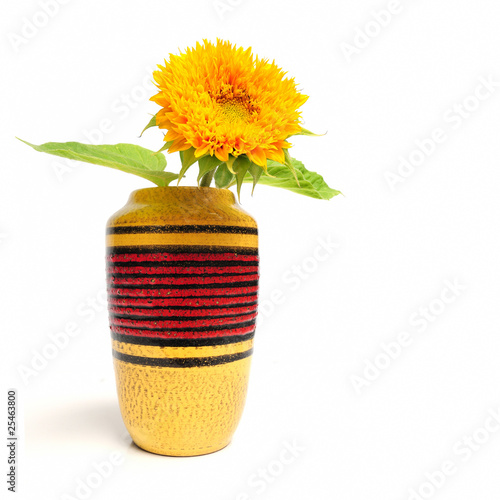 Fototapeta Naklejka Na Ścianę i Meble -  Sonnenblume in 70er Retro Vase