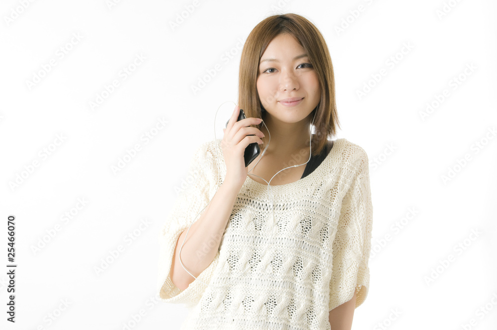 音楽を聴く女性 音楽を聴く女性