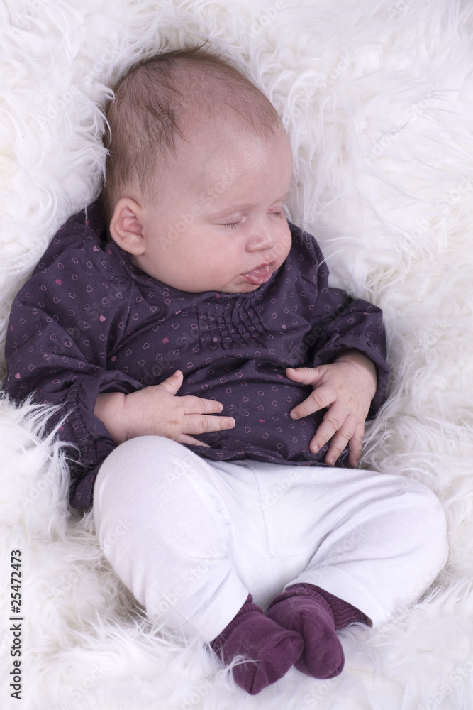 bébé qui dort en tétant sa langue