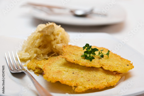 Kartoffelpuffer mit Sauerkraut