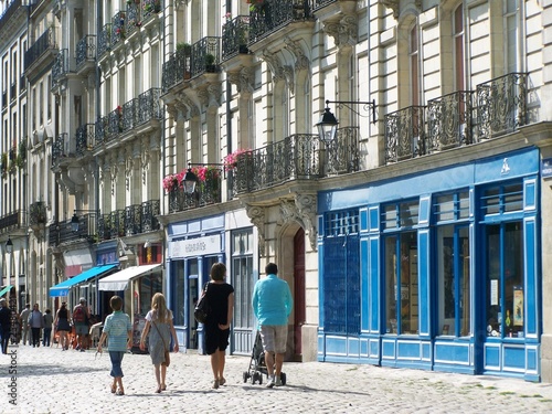 Nantes - Promenade en famille sur une rue pavée autour du château des ducs de Bretagne