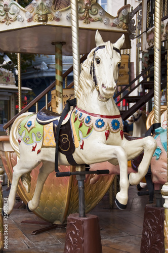 Cheval de bois sur un carrousel © Delphotostock