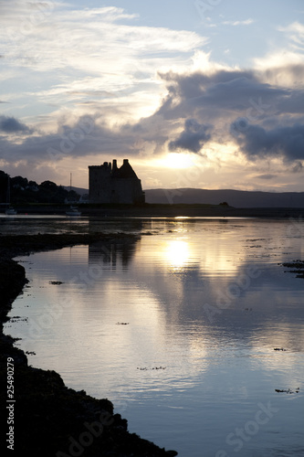 Fototapeta Naklejka Na Ścianę i Meble -  Lochranza Castle at Sunset on the Isle of Arran, Scotland