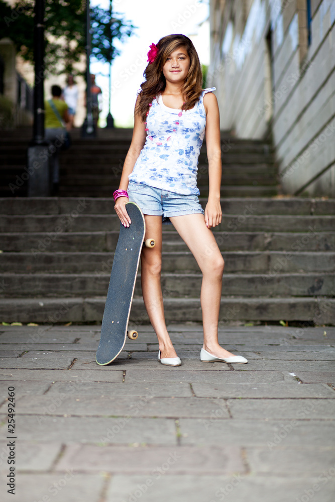 Obraz premium Teenage girl with her skateboard