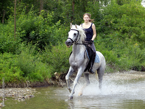 Eine Frau reitet auf einem Pferd