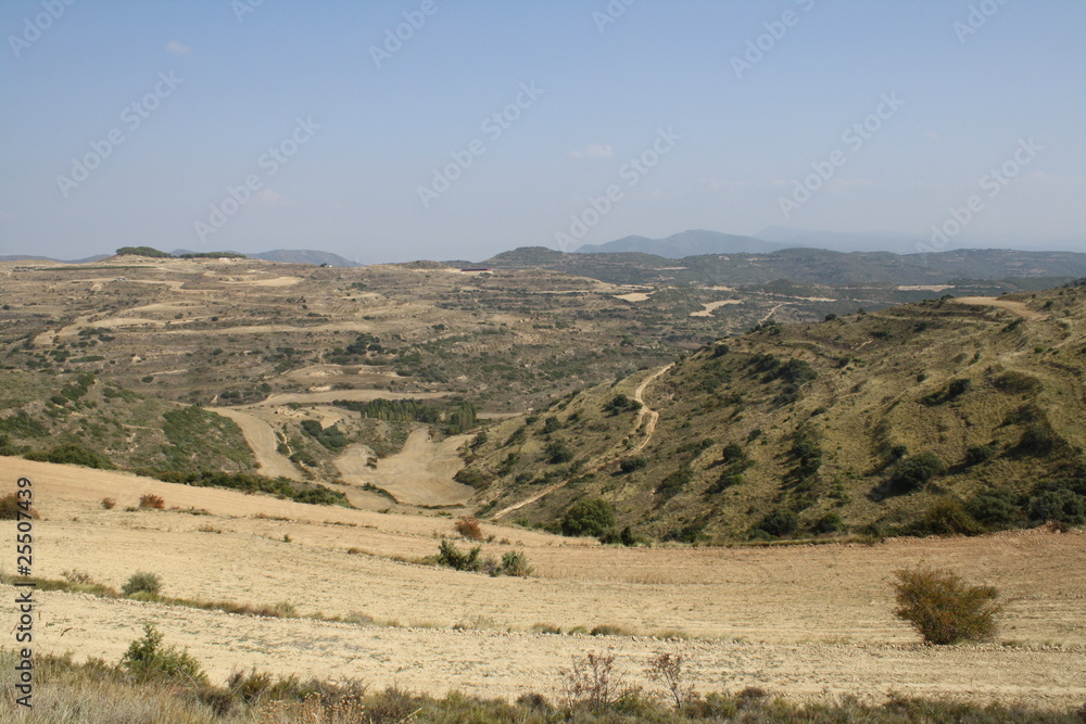 Paisaje de un valle de la zona media de Navarra.