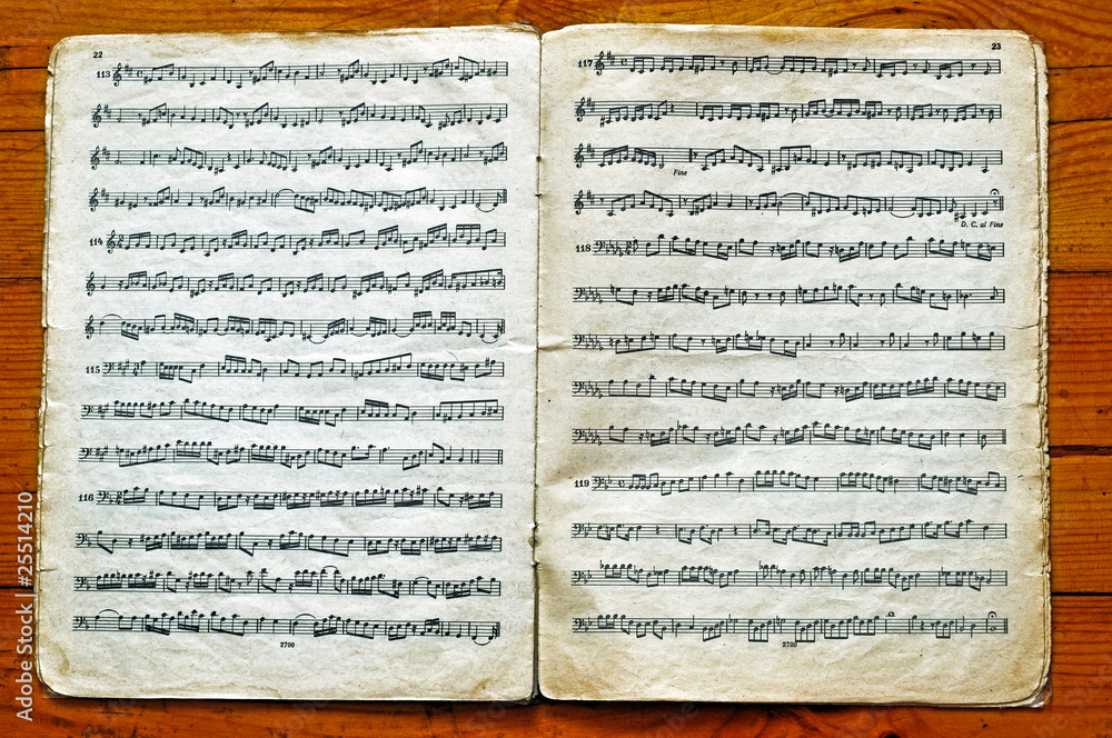 Obraz premium Old note sheets on ancient table