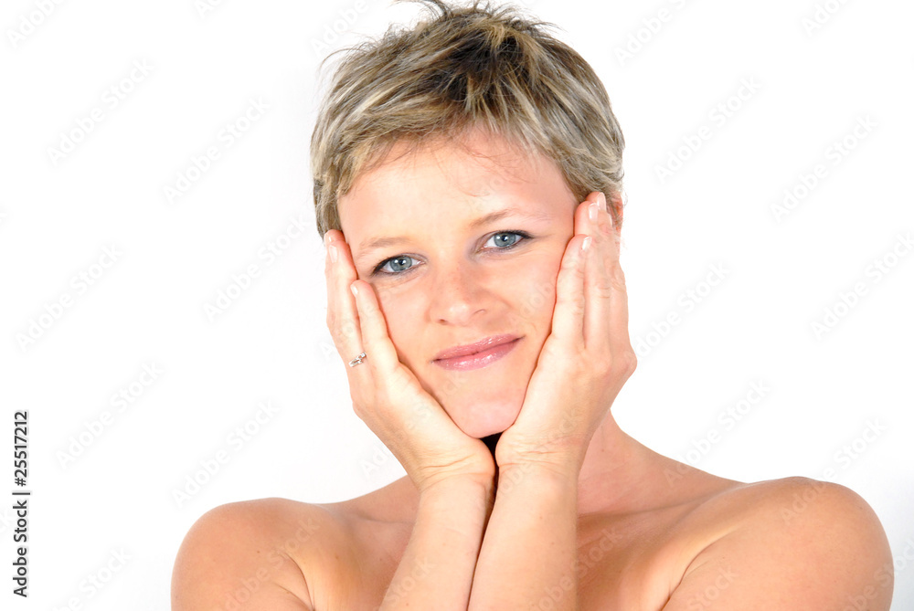 Foto Stock Bellissima ragazza con mani sul viso | Adobe Stock