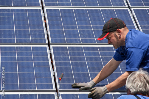 Workman with solar moduls