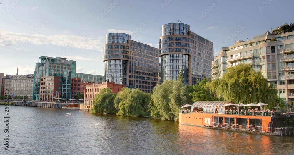 Fototapeta premium Hotel moderne à berlin le long de la spree