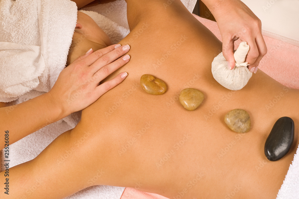Fototapeta premium Hot Stone Therapie mit Kräuterstempel