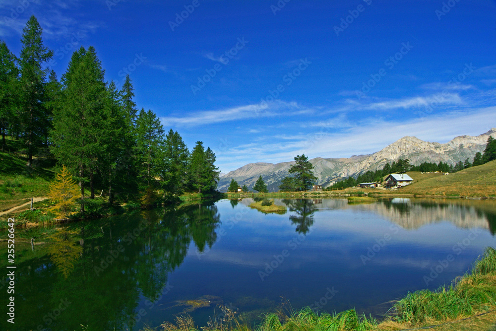 Fototapeta premium Lago Launè - riflessi sull'acqua - Valle Susa - Italia