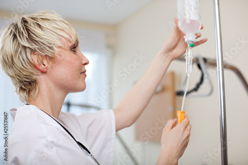 krankenschwester prüft infusion photo