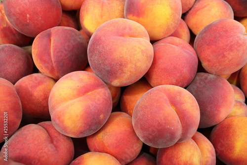 Peaches in a pile at a farmer's market