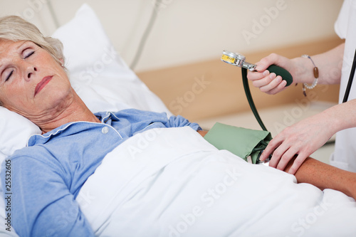 ältere patientin im krankenhaus photo