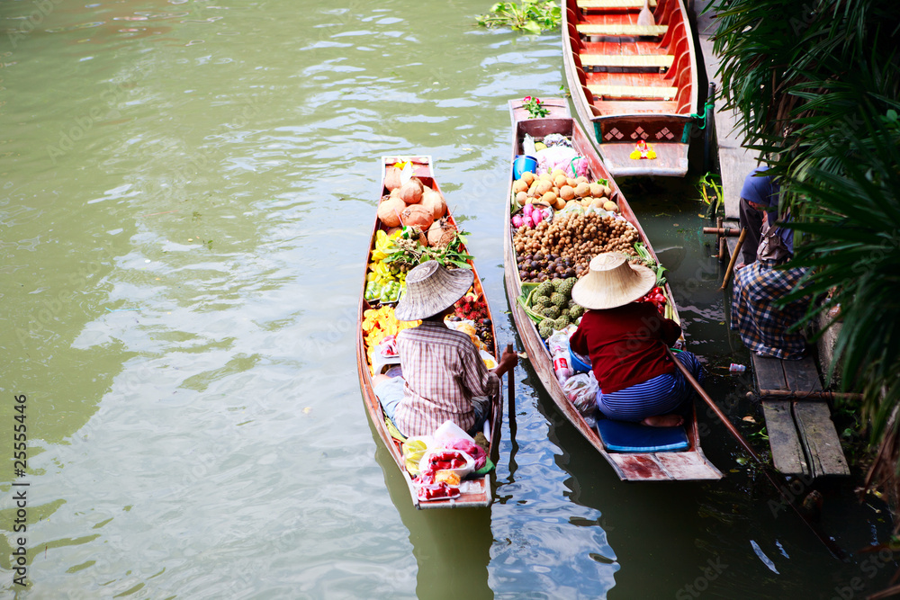 Obraz premium Two vendor on floating market in Thailand