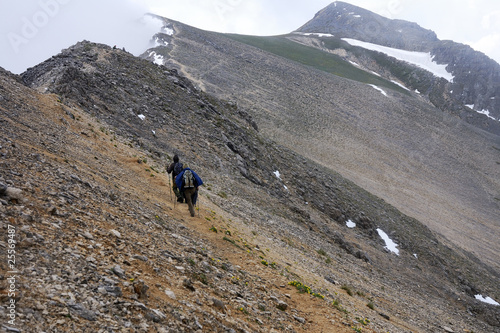 escursionisti su sentiero di montagna