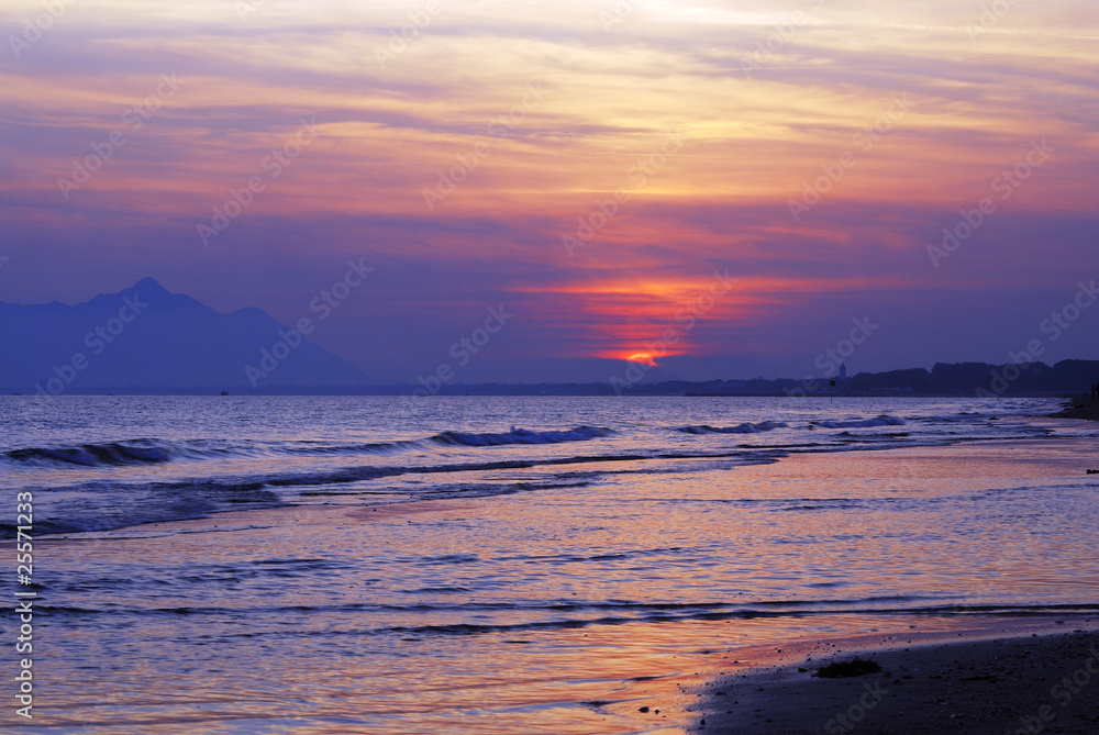 tramonto con riflessi sul mare