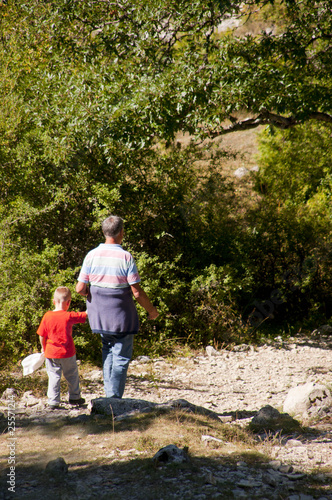 Bambino con il nonno mentre fanno una escursione
