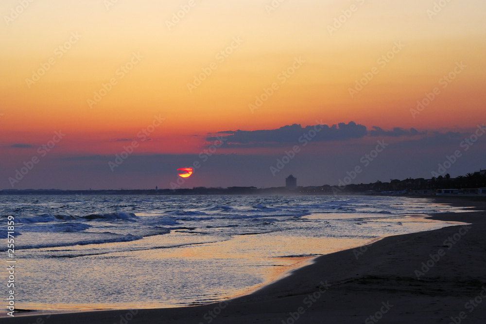 tramonto sul mare con riflessi