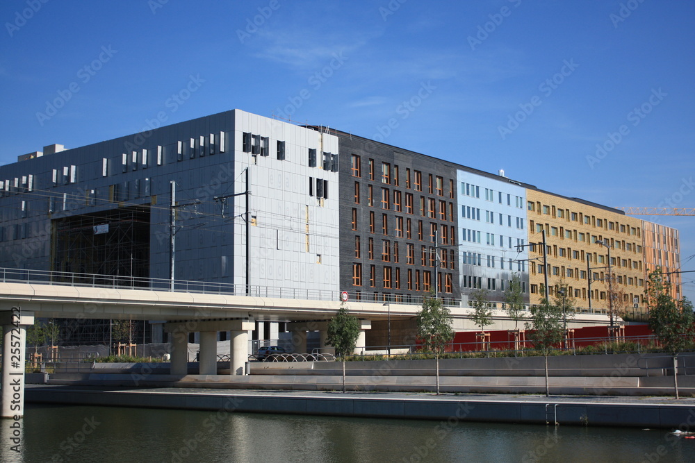 Obraz premium chemin de fer traversant les confluences,lyon