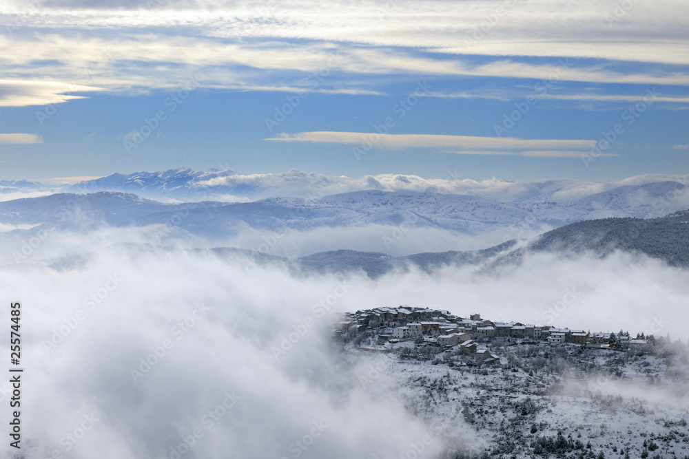 paesaggio di montagna innevato tra le nuvole