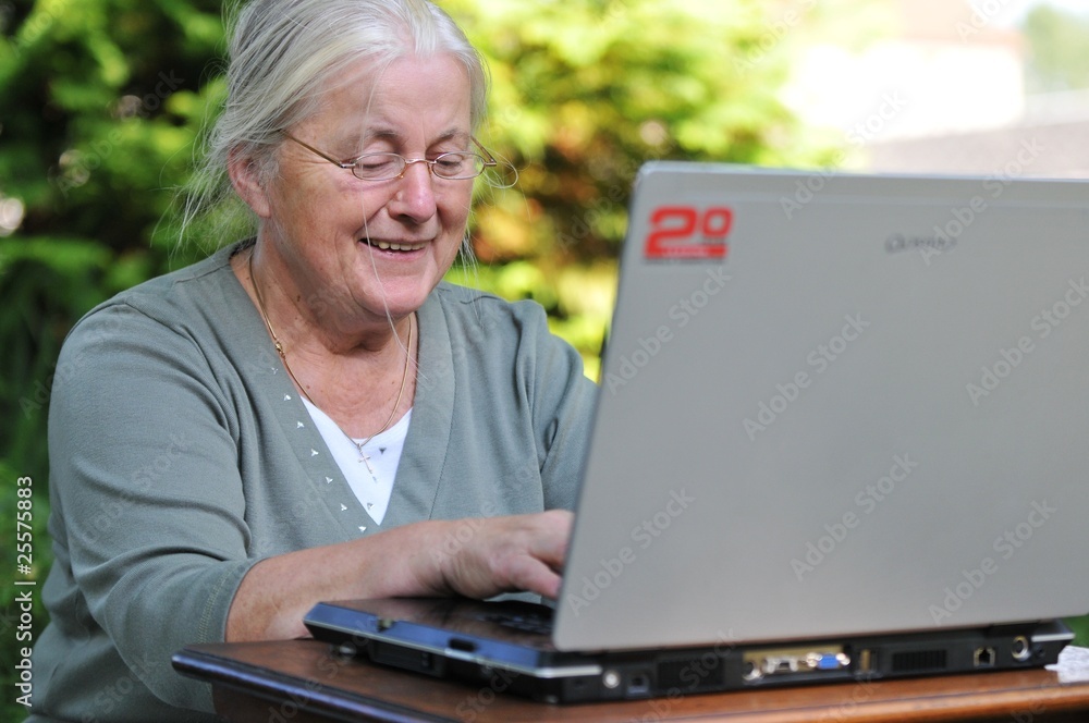 Seniorin mit Laptop Seniorin mit Laptop