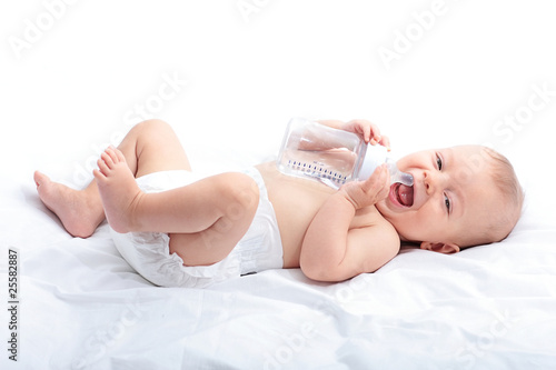 Adorabile bimbo con il suo biberon