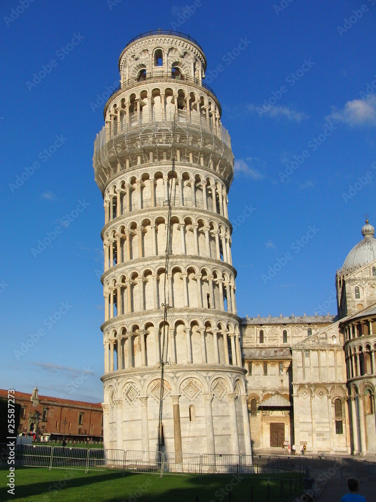 Der schiefe Turm von Pisa vor blauem Himmel