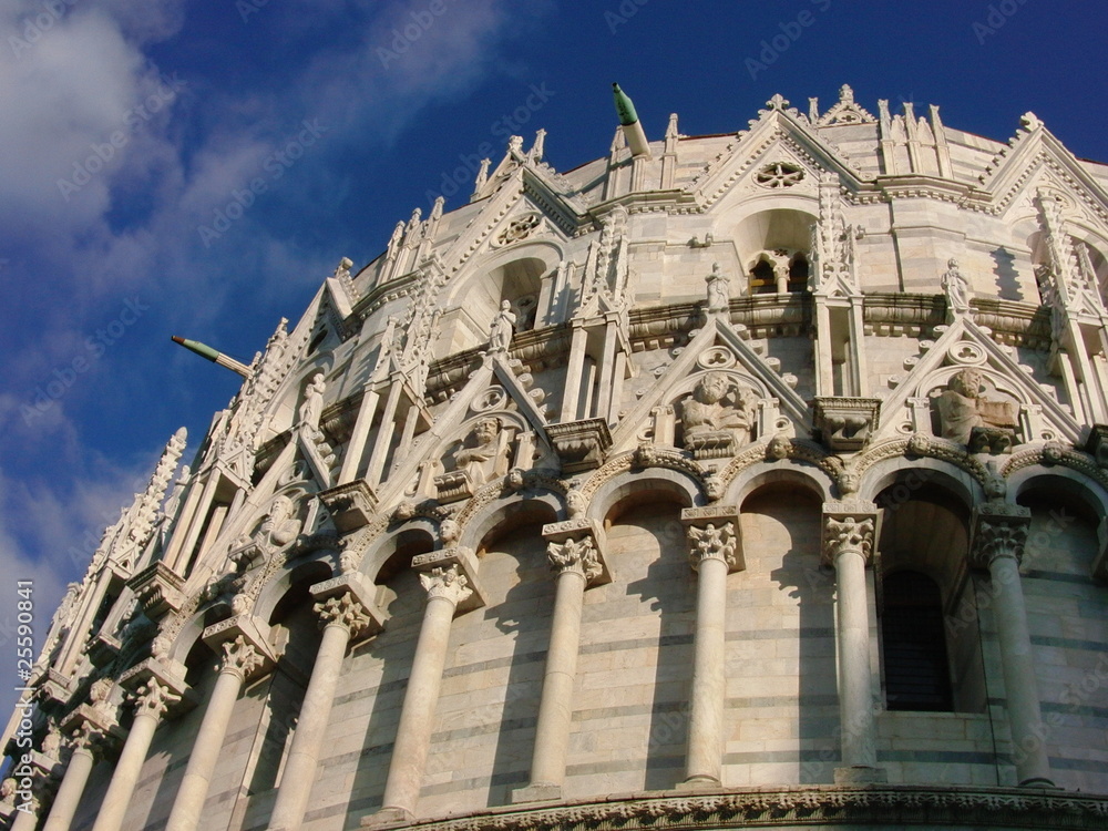 Fassade des Baptisteriums in Pisa Italien