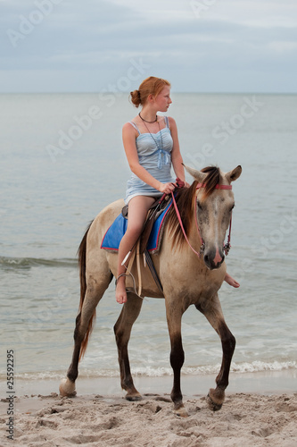 Mädchen reitet Pferd
