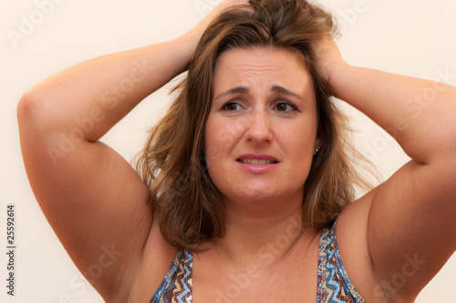 Junge mollige Frau ist verzweifelt