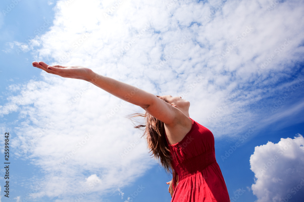 chica con los brazos abiertos al cielo chica con los brazos abiertos al cielo