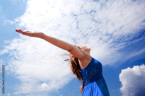 Foto chica con los brazos abiertos al cielo