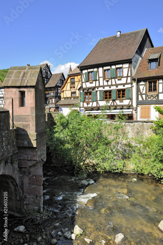 Fototapeta Naklejka Na Ścianę i Meble -  Renowned view from bridge over river Weiss in Kaysersberg